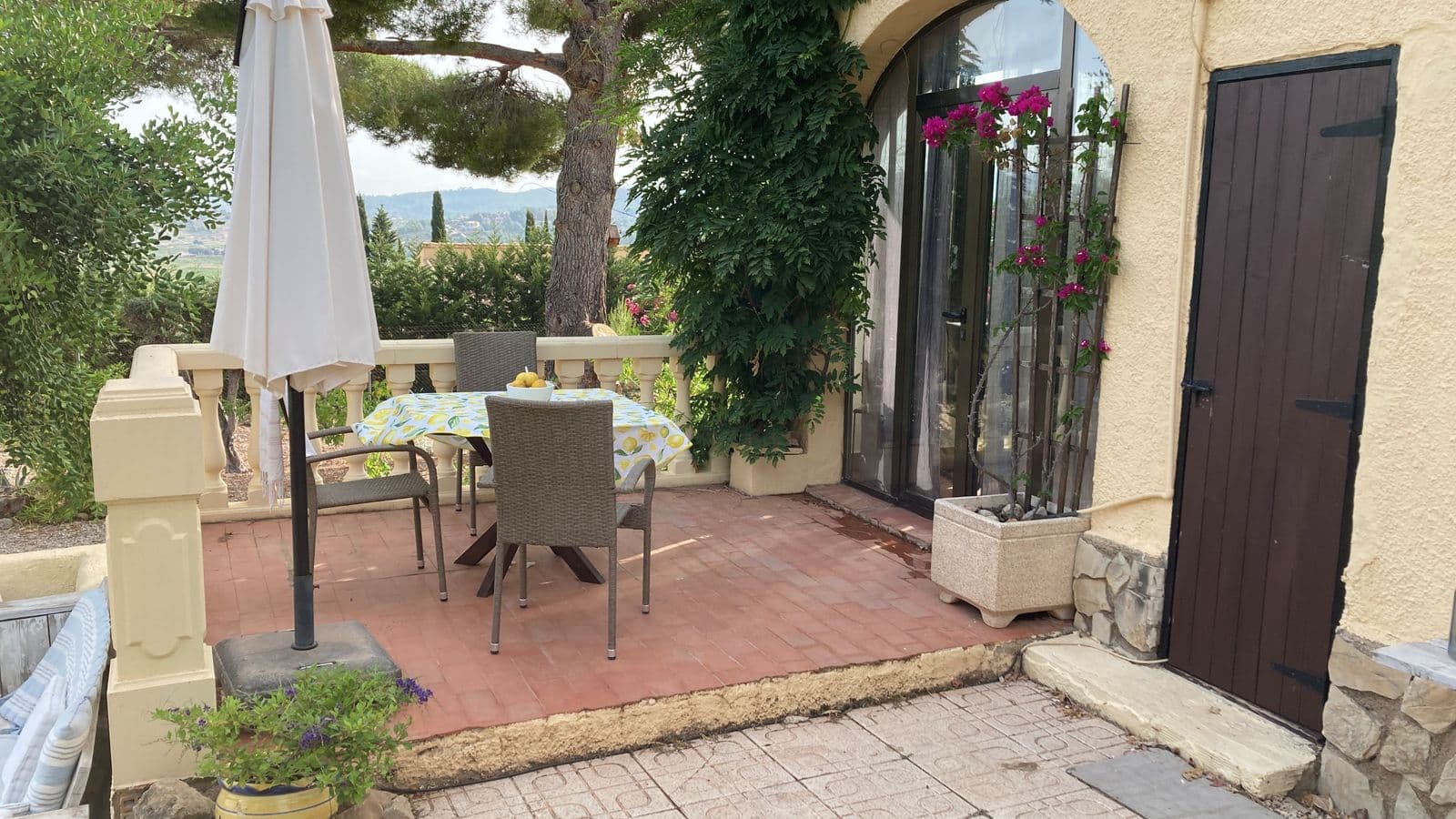 Bed en douche met eigen terras en buitenkeuken