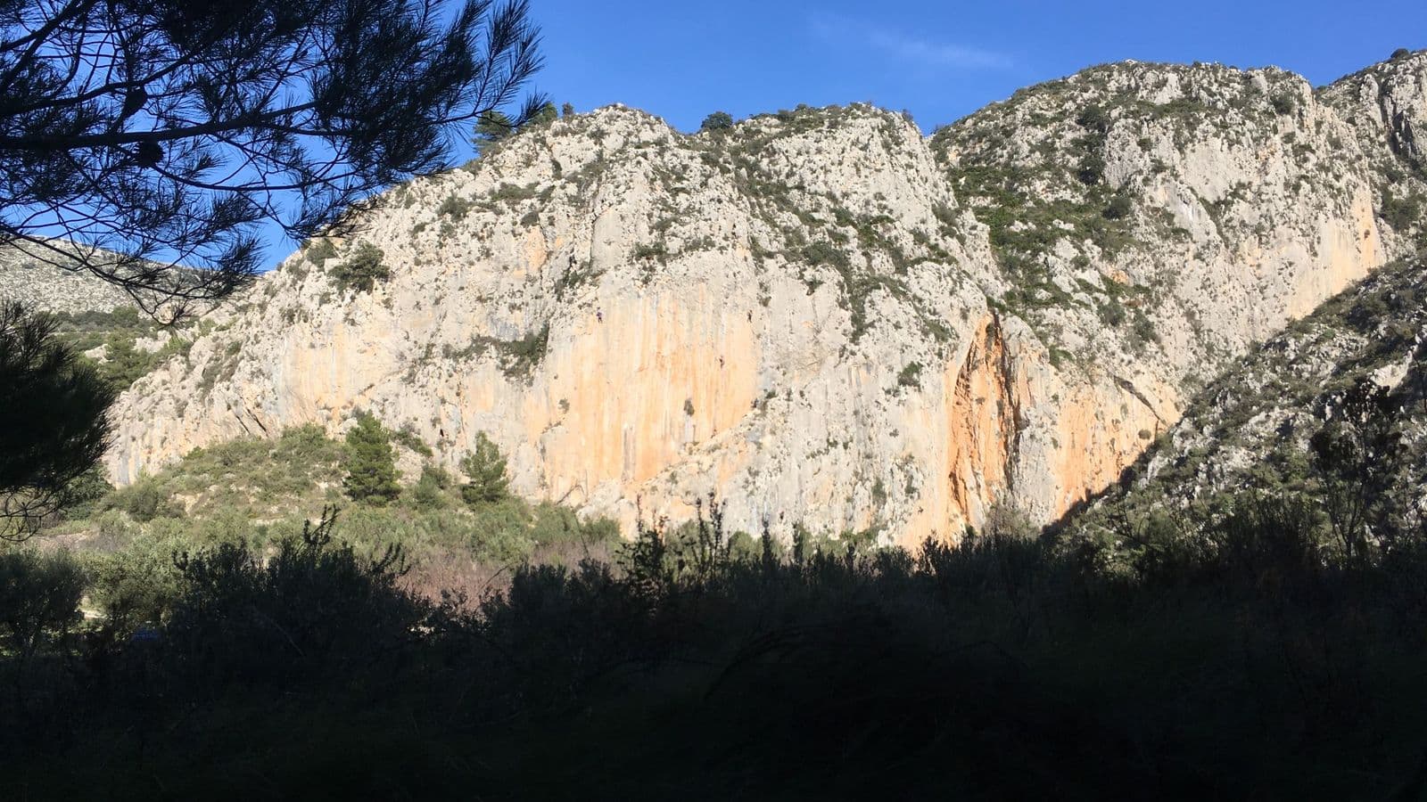 Bergbeklimmen klettern vele routes uitgezet op de bergwand