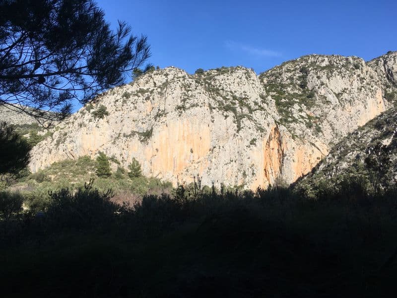 Bergbeklimmen klettern vele routes uitgezet op de bergwand