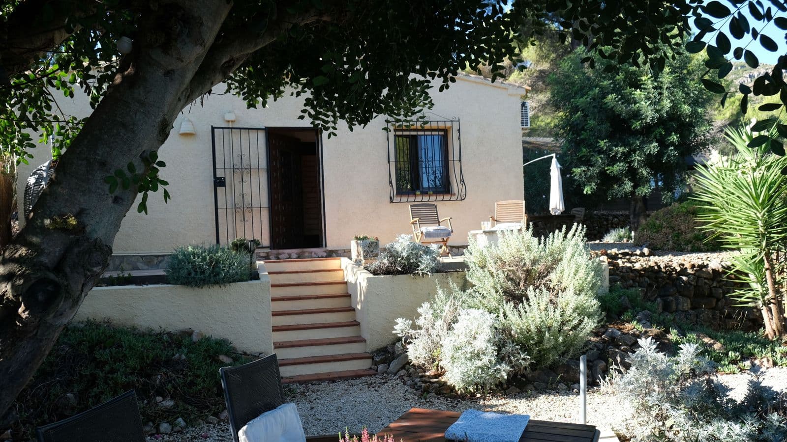casita met eigen terras in de schaduw