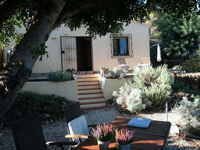 casita met eigen terras in de schaduw