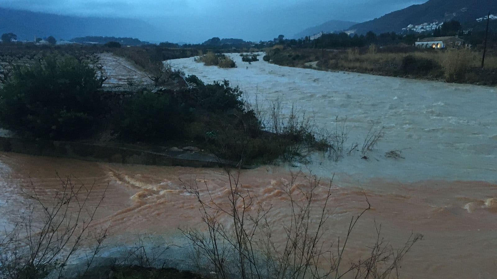 Na zware regenval verandert de riu xaló van droge rivier naar een kolkende watermassa