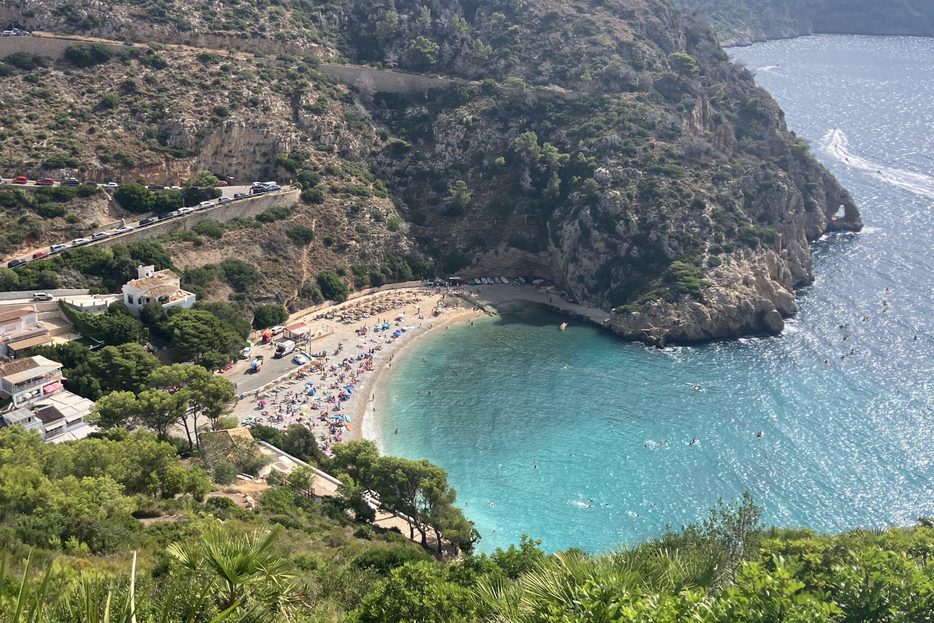 Cala Granadella prachtige baai tussen de kliffen