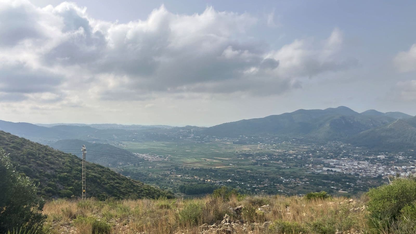 jalon vallei met finca lliber in de verte op de berg