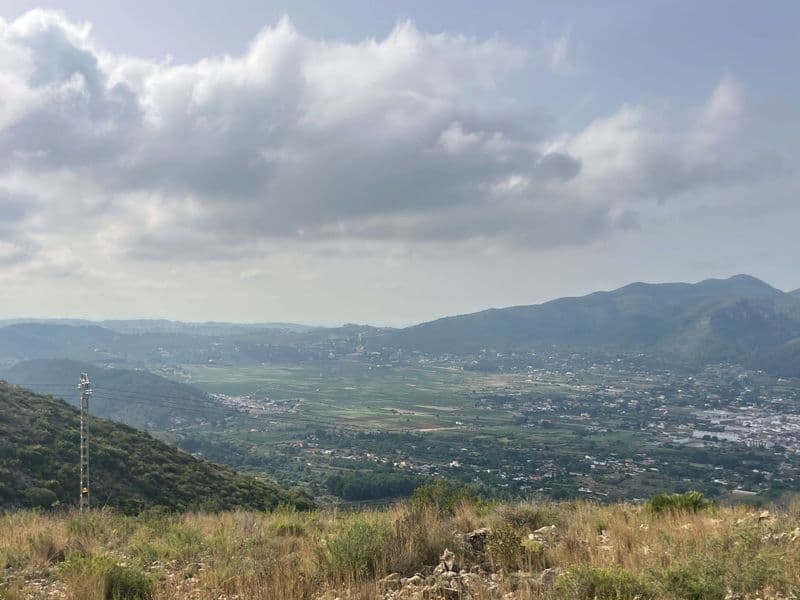 jalon vallei met finca lliber in de verte op de berg