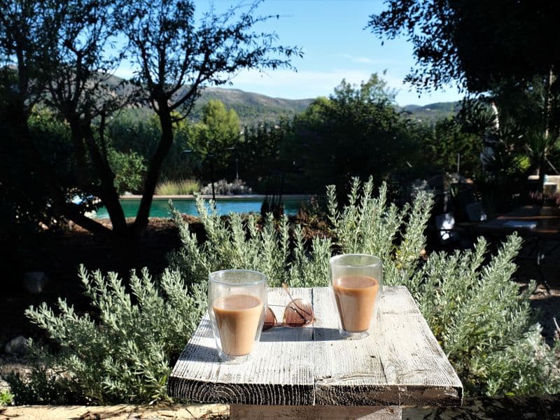 koffie op het terras van de casita met uitzicht op Llíber
