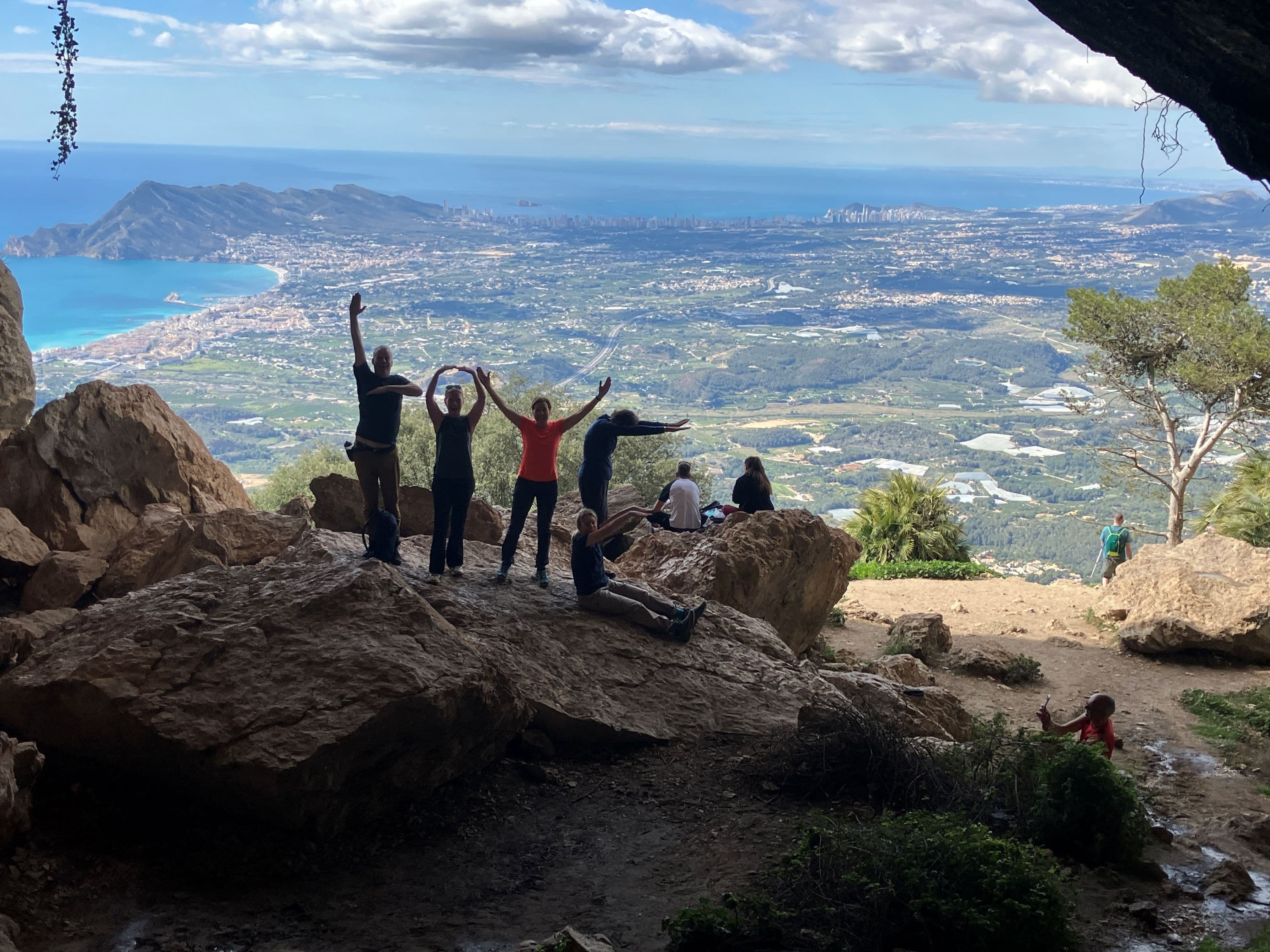 Vanuit het gat zicht op de vallei van Altea en Benidorm