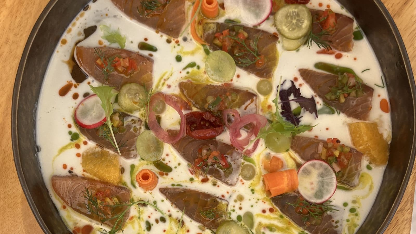 zalm voorgerecht met licht zoet zure saus