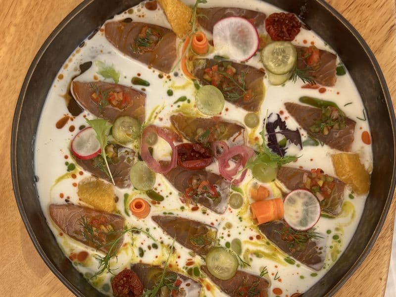 zalm voorgerecht met licht zoet zure saus
