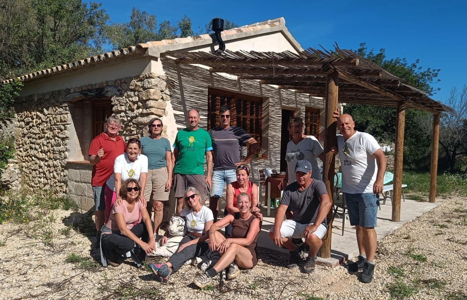 De plukploeg van de Olijvenweek 2025 poseert bij de finca