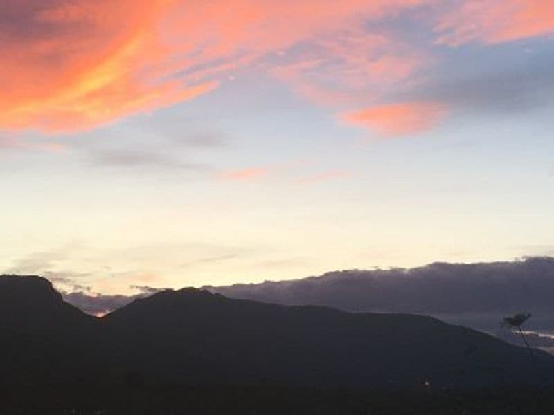 Panoramische zonsondergang met roze wolken boven de bergen rond Lliber